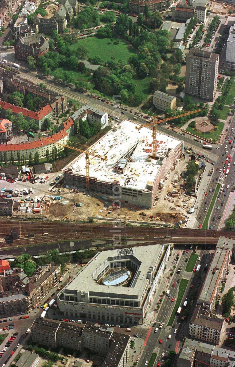 Berlin-Friedrichshain from the bird's eye view: Erweiterungsbau des Einkaufszentrums Ringscenter am S-Bhf. Frankfurter Allee