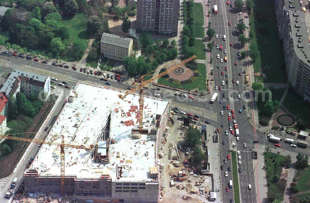 Aerial image Berlin-Friedrichshain - Erweiterungsbau des Einkaufszentrums Ringscenter am S-Bhf. Frankfurter Allee