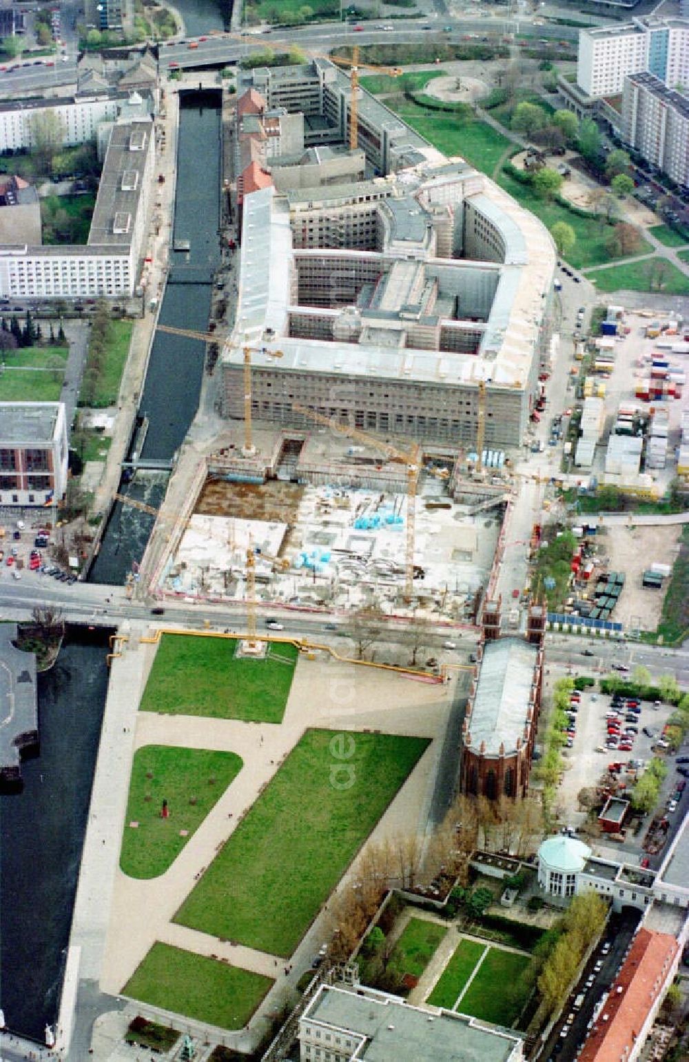 Berlin from the bird's eye view: Erweiterungsbau am Gebäude des ehem. ZK für das künftige Auswärtige Amt.