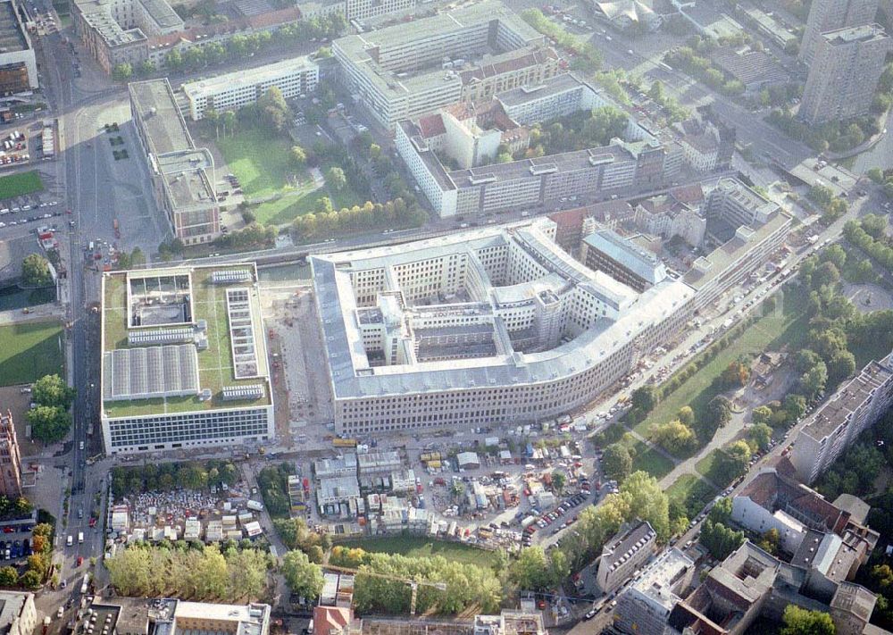 Berlin from the bird's eye view: Erweiterungsbau am Gebäude des ehem. ZK der SED / RB zum jetzigen Außenministerium in Berlin - Mitte.