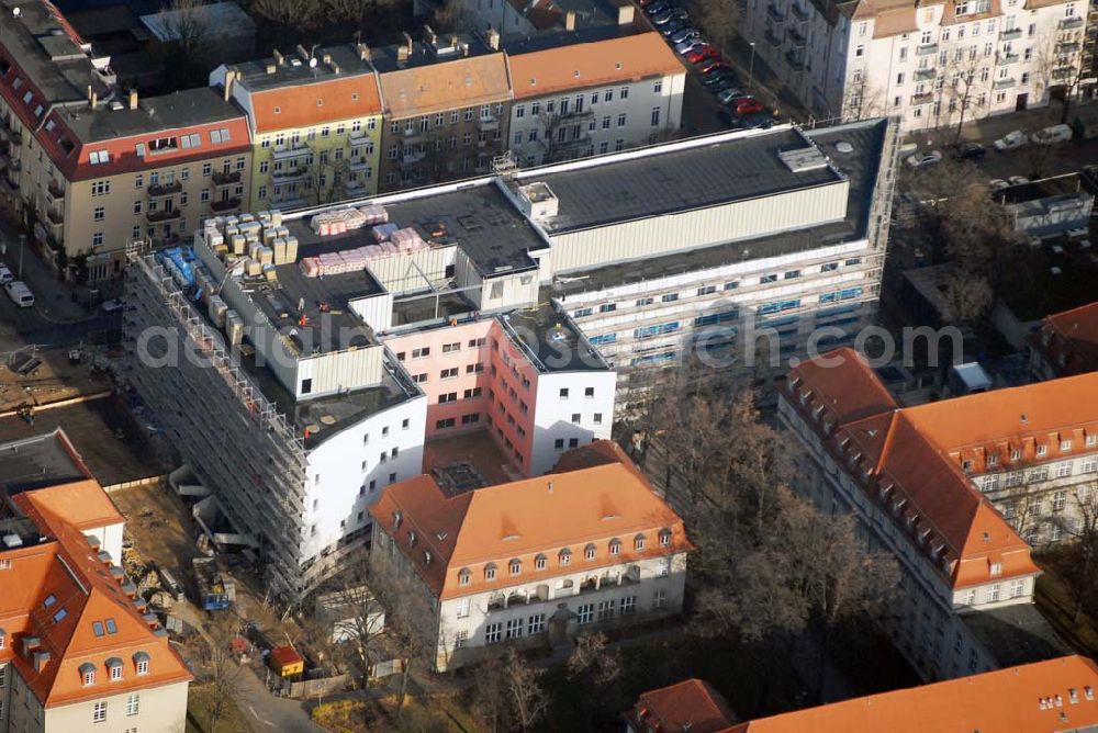 Berlin - Lichtenberg from the bird's eye view: Blick auf den Erweiterungsbau am Krankenhaus Lichtenberg in der Fanningerstraße.