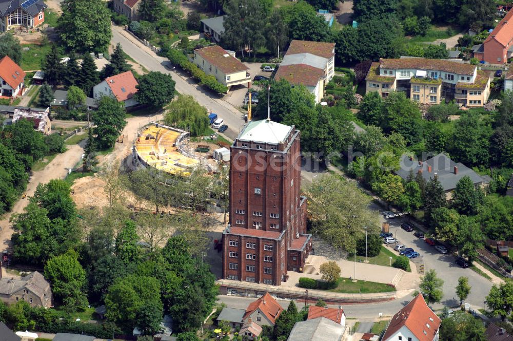 Aerial photograph Neuenhagen - Blick auf die Baustelle des Erweiterungsbau für das Rathaus in Neuenhagen. Es enstehen auf 1780 qm Büros als auch Lager- und Technikräume. View of the construction site from the annex building for the town hall Neuenhagen. Projektplanung: iproplan Planungsgesellschaft mbH,