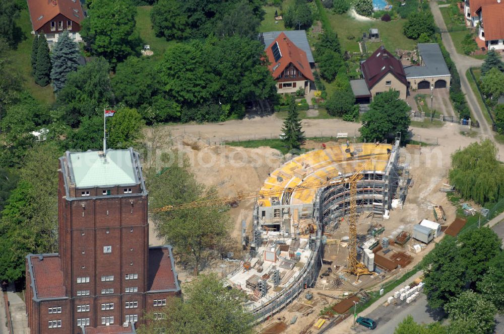 Aerial photograph Neuenhagen - Blick auf die Baustelle des Erweiterungsbau für das Rathaus in Neuenhagen. Es enstehen auf 1780 qm Büros als auch Lager- und Technikräume. View of the construction site from the annex building for the town hall Neuenhagen. Projektplanung: iproplan Planungsgesellschaft mbH,