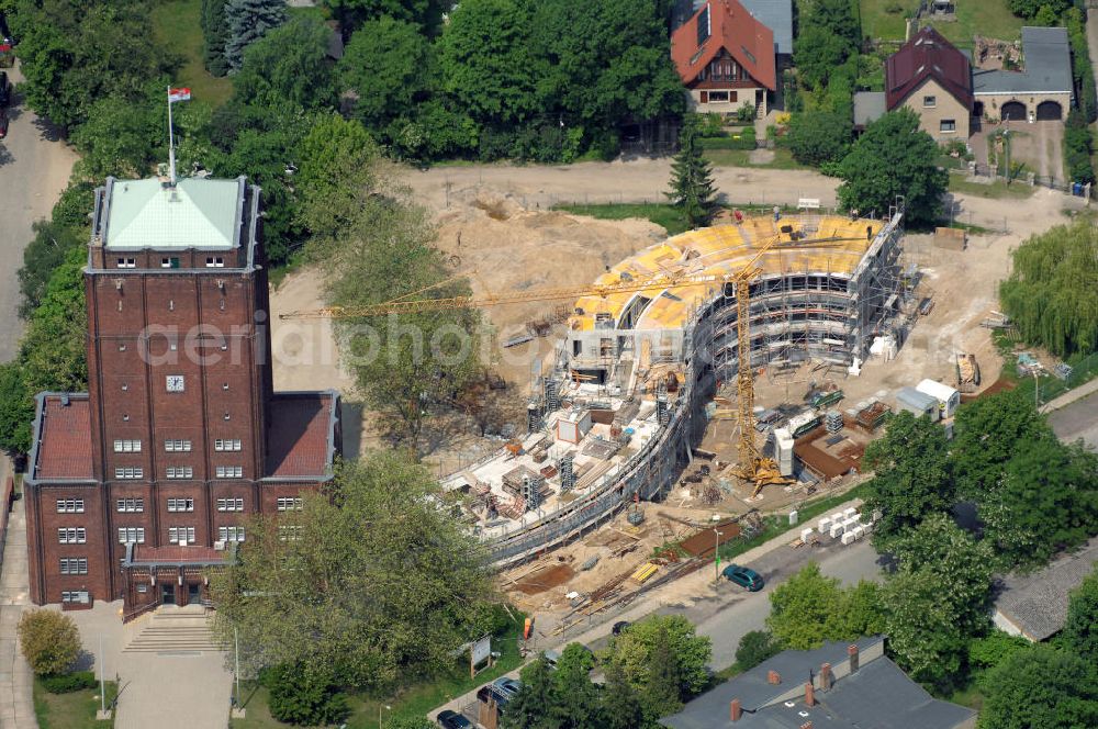 Neuenhagen from above - Blick auf die Baustelle des Erweiterungsbau für das Rathaus in Neuenhagen. Es enstehen auf 1780 qm Büros als auch Lager- und Technikräume. View of the construction site from the annex building for the town hall Neuenhagen. Projektplanung: iproplan Planungsgesellschaft mbH,