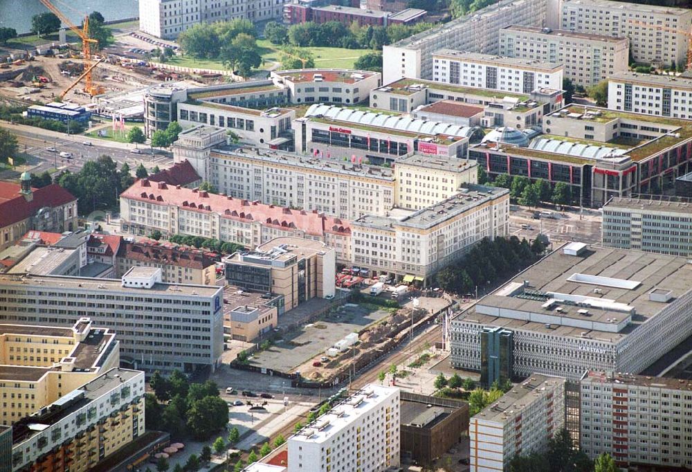 Magdeburg(Sachsen-Anhalt) from above - Nach positiven Abschlussgesprächen zwischen den Investoren und der Landeshauptstadt Magdeburg wurde nun der offizielle Baustart für das neue „Marietta-Quartier“ für Anfang November 2005 bekannt gegeben. Die Fertigstellung des Geschäfts- und Bürohauses mit einem Gesamtinvestitionsvolumen von 20 bis 25 Millionen Euro ist zum Jahreswechsel 2006/2007 geplant. Bauherr: Dr. Henke & Schorr Grundstücksgesellschaft mbH Alexan der Platz 5, 10178 Berlin;Tel.: 030/ 247 205 74, Fax 030/ 247 207 17;