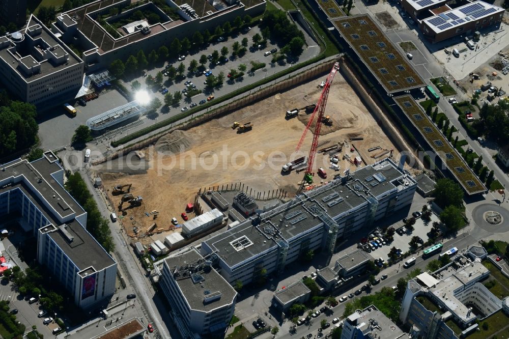 Unterföhring from the bird's eye view: Expansion site on the building complex of the transmitter New Campus of ProSieben Sat.1 Media SE on Medienallee - Gutenbergstrasse in Unterfoehring in the state Bavaria, Germany