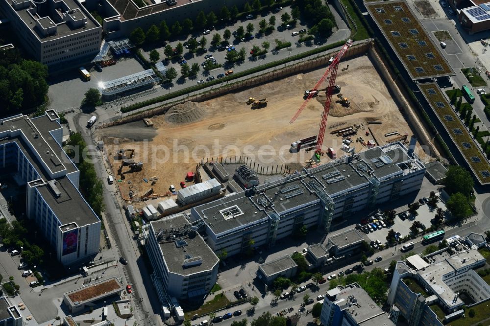 Aerial photograph Unterföhring - Expansion site on the building complex of the transmitter New Campus of ProSieben Sat.1 Media SE on Medienallee - Gutenbergstrasse in Unterfoehring in the state Bavaria, Germany