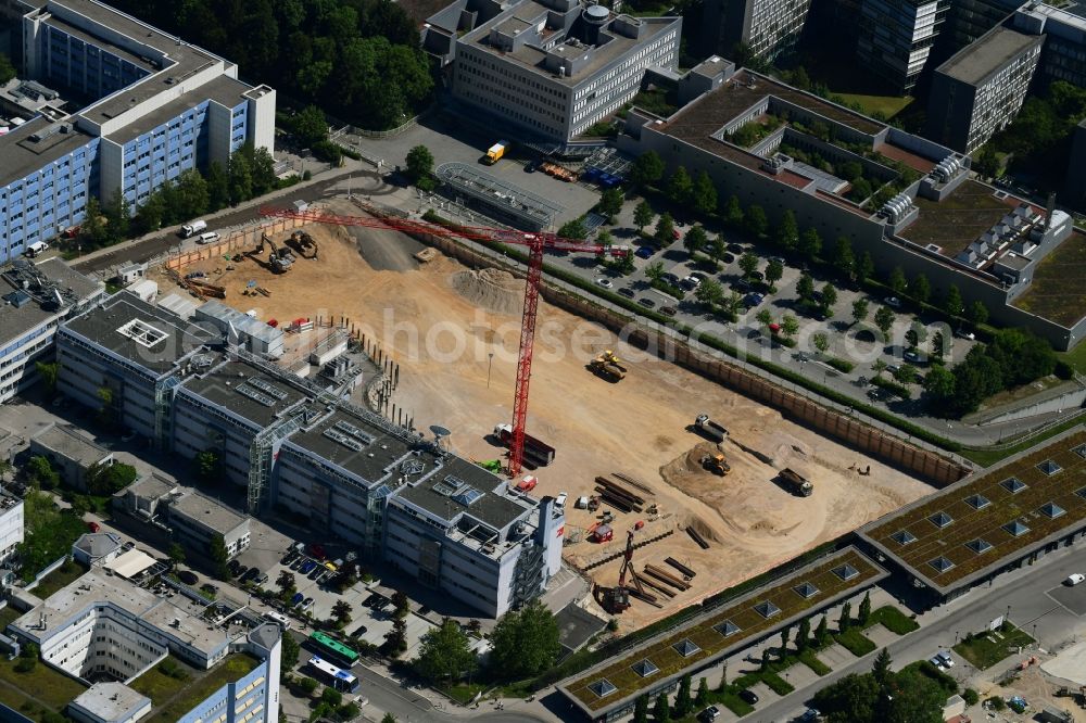 Aerial photograph Unterföhring - Expansion site on the building complex of the transmitter New Campus of ProSieben Sat.1 Media SE on Medienallee - Gutenbergstrasse in Unterfoehring in the state Bavaria, Germany