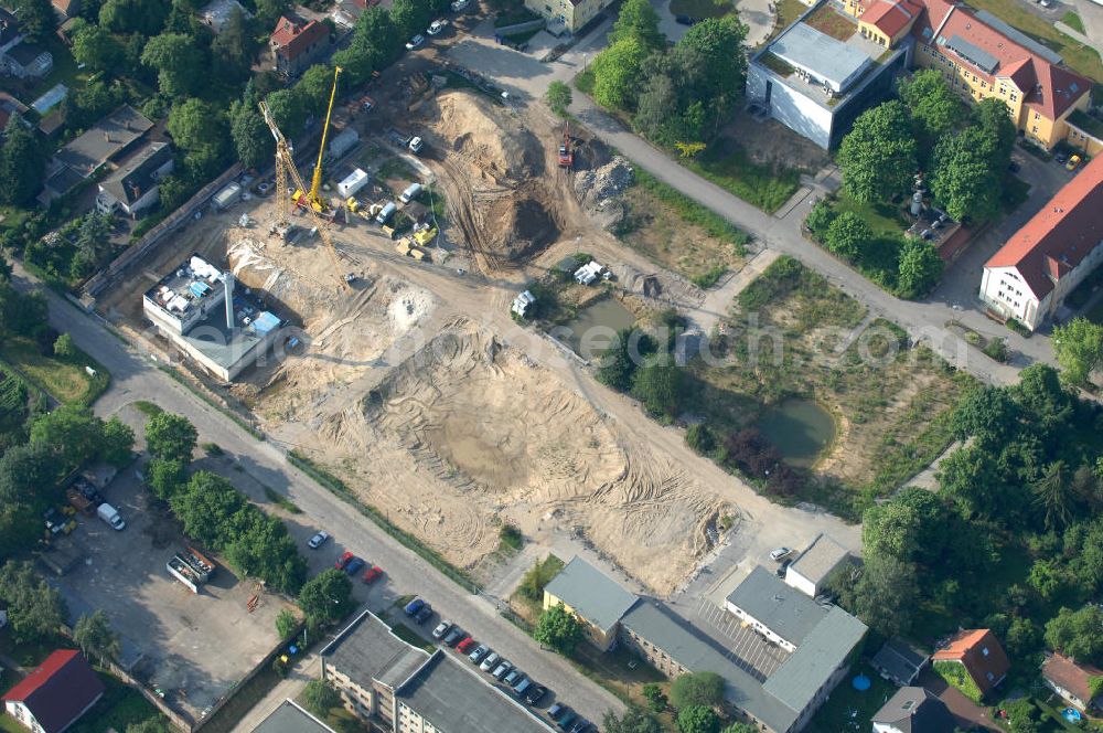 Berlin from the bird's eye view: Blick auf die Erweiterungsbaustelle am Krankenhaus Kaulsdorf. Look at the areal of the construction site of Vivantes Klinikum Berlin - Hellersdorf - Genius Ingenieurbüro GmbH, Treskowallee 30, 10318 Berlin, Tel. +49(0)30 818584-0, Fax +49(0)30 818584-99, email: krebs@ibgenius.de