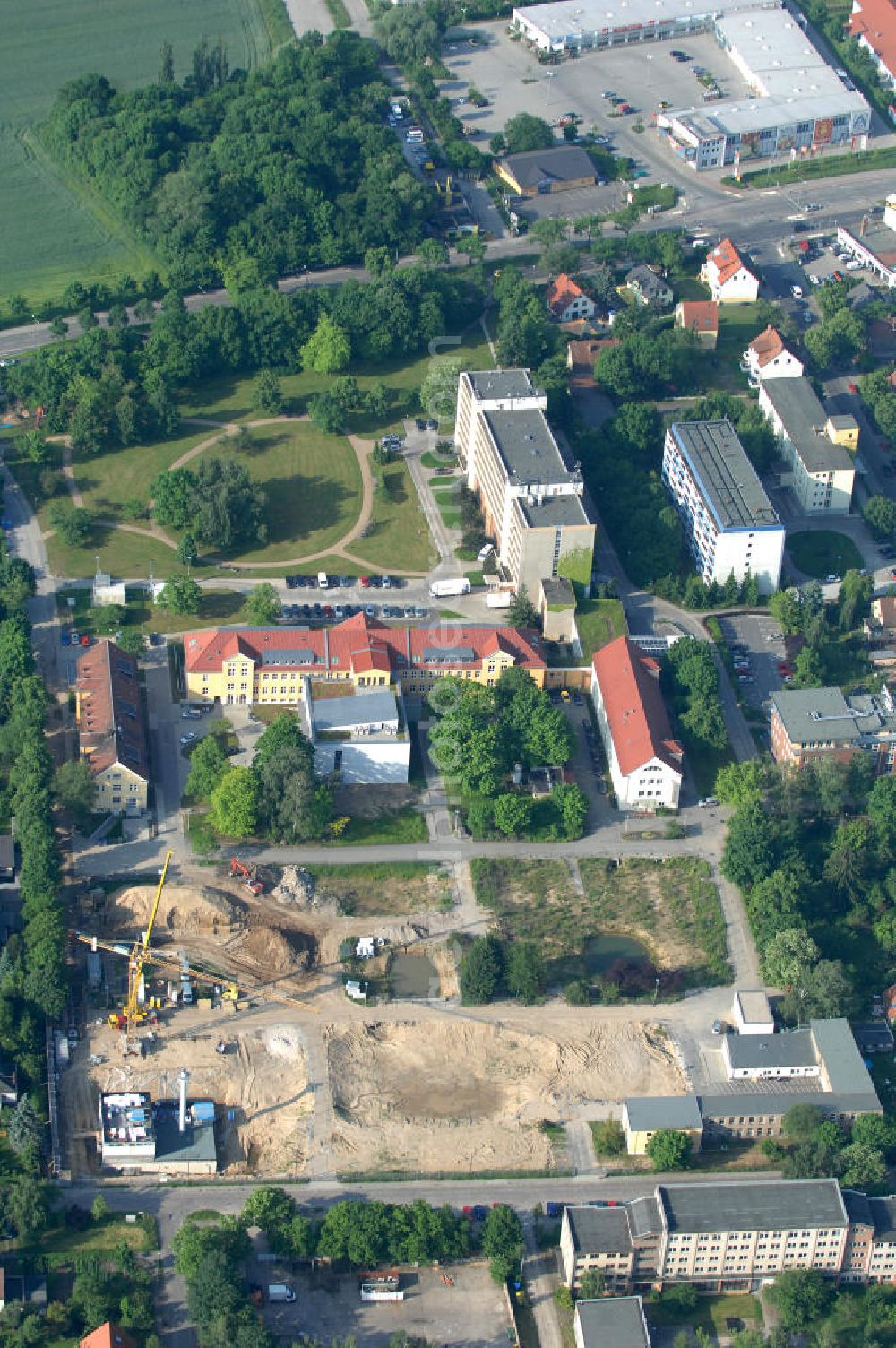 Aerial photograph Berlin - Blick auf die Erweiterungsbaustelle am Krankenhaus Kaulsdorf. Look at the areal of the construction site of Vivantes Klinikum Berlin - Hellersdorf - Genius Ingenieurbüro GmbH, Treskowallee 30, 10318 Berlin, Tel. +49(0)30 818584-0, Fax +49(0)30 818584-99, email: krebs@ibgenius.de