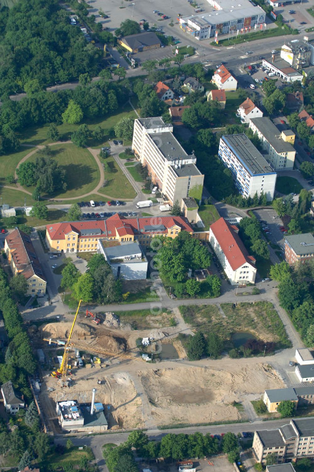 Berlin from above - Blick auf die Erweiterungsbaustelle am Krankenhaus Kaulsdorf. Look at the areal of the construction site of Vivantes Klinikum Berlin - Hellersdorf - Genius Ingenieurbüro GmbH, Treskowallee 30, 10318 Berlin, Tel. +49(0)30 818584-0, Fax +49(0)30 818584-99, email: krebs@ibgenius.de