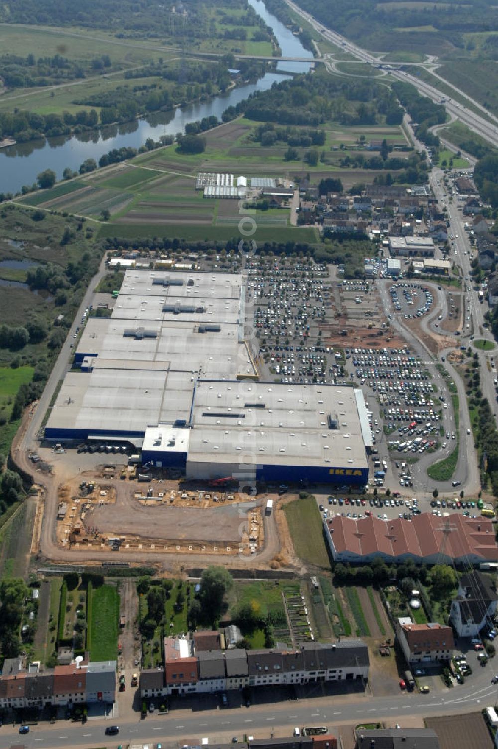 Aerial photograph Saarlouis - Lisdorf - Blick auf die Erweiterungsbaustelle am IKEA Einrichtungshaus Saarlouis - Lisdorf. The Extension site at IKEA store in Saarlouis.