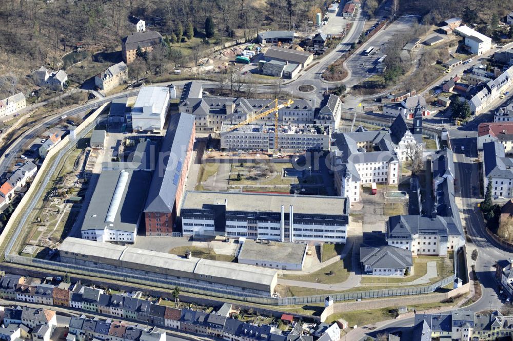 Aerial photograph Waldheim - Blick auf die Justizvollzugsanstalt JVA Waldheim mit dem Ersatzneubau des Hafthauses 2, einst das größte Zuchthaus Sachsens und eines der ältesten in Europa. Die Einrichtung wurde 1716 unter August dem Starken eröffnet. Im späteren Zuchthaus JVA Waldheim waren auch viele Häftlinge wegen politischer Straftaten inhaftiert, insbesondere im nationalsozialistischen Deutschen Reich als auch später in der DDR. Die Justizvollzugsanstalt dient heute der Inhaftierung männlicher Erststraftäter. The Prison Waldheim Waldheim, once the largest prison in Saxony and one of the oldest in Europe.