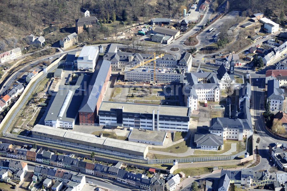 Waldheim from above - Blick auf die Justizvollzugsanstalt JVA Waldheim mit dem Ersatzneubau des Hafthauses 2, einst das größte Zuchthaus Sachsens und eines der ältesten in Europa. Die Einrichtung wurde 1716 unter August dem Starken eröffnet. Im späteren Zuchthaus JVA Waldheim waren auch viele Häftlinge wegen politischer Straftaten inhaftiert, insbesondere im nationalsozialistischen Deutschen Reich als auch später in der DDR. Die Justizvollzugsanstalt dient heute der Inhaftierung männlicher Erststraftäter. The Prison Waldheim Waldheim, once the largest prison in Saxony and one of the oldest in Europe.