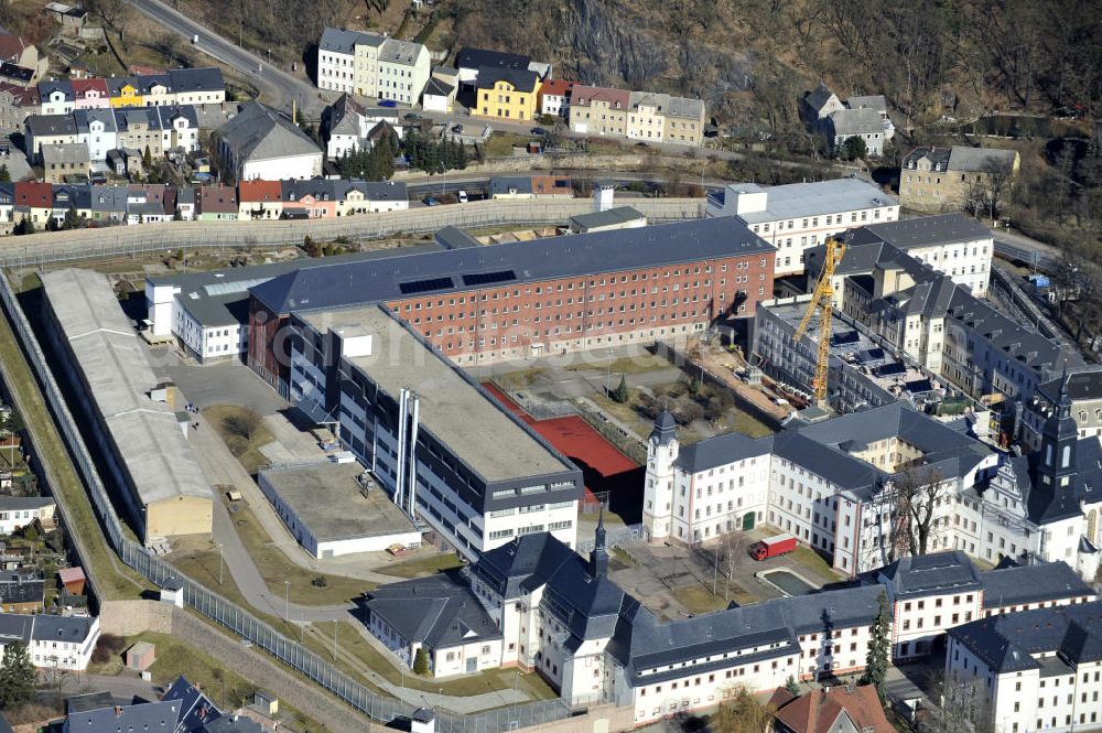 Waldheim from the bird's eye view: Blick auf die Justizvollzugsanstalt JVA Waldheim mit dem Ersatzneubau des Hafthauses 2, einst das größte Zuchthaus Sachsens und eines der ältesten in Europa. Die Einrichtung wurde 1716 unter August dem Starken eröffnet. Im späteren Zuchthaus JVA Waldheim waren auch viele Häftlinge wegen politischer Straftaten inhaftiert, insbesondere im nationalsozialistischen Deutschen Reich als auch später in der DDR. Die Justizvollzugsanstalt dient heute der Inhaftierung männlicher Erststraftäter. The Prison Waldheim Waldheim, once the largest prison in Saxony and one of the oldest in Europe.