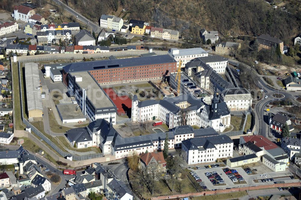 Aerial photograph Waldheim - Blick auf die Justizvollzugsanstalt JVA Waldheim mit dem Ersatzneubau des Hafthauses 2, einst das größte Zuchthaus Sachsens und eines der ältesten in Europa. Die Einrichtung wurde 1716 unter August dem Starken eröffnet. Im späteren Zuchthaus JVA Waldheim waren auch viele Häftlinge wegen politischer Straftaten inhaftiert, insbesondere im nationalsozialistischen Deutschen Reich als auch später in der DDR. Die Justizvollzugsanstalt dient heute der Inhaftierung männlicher Erststraftäter. The Prison Waldheim Waldheim, once the largest prison in Saxony and one of the oldest in Europe.