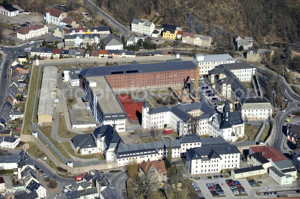 Waldheim from above - Blick auf die Justizvollzugsanstalt JVA Waldheim mit dem Ersatzneubau des Hafthauses 2, einst das größte Zuchthaus Sachsens und eines der ältesten in Europa. Die Einrichtung wurde 1716 unter August dem Starken eröffnet. Im späteren Zuchthaus JVA Waldheim waren auch viele Häftlinge wegen politischer Straftaten inhaftiert, insbesondere im nationalsozialistischen Deutschen Reich als auch später in der DDR. Die Justizvollzugsanstalt dient heute der Inhaftierung männlicher Erststraftäter. The Prison Waldheim Waldheim, once the largest prison in Saxony and one of the oldest in Europe.