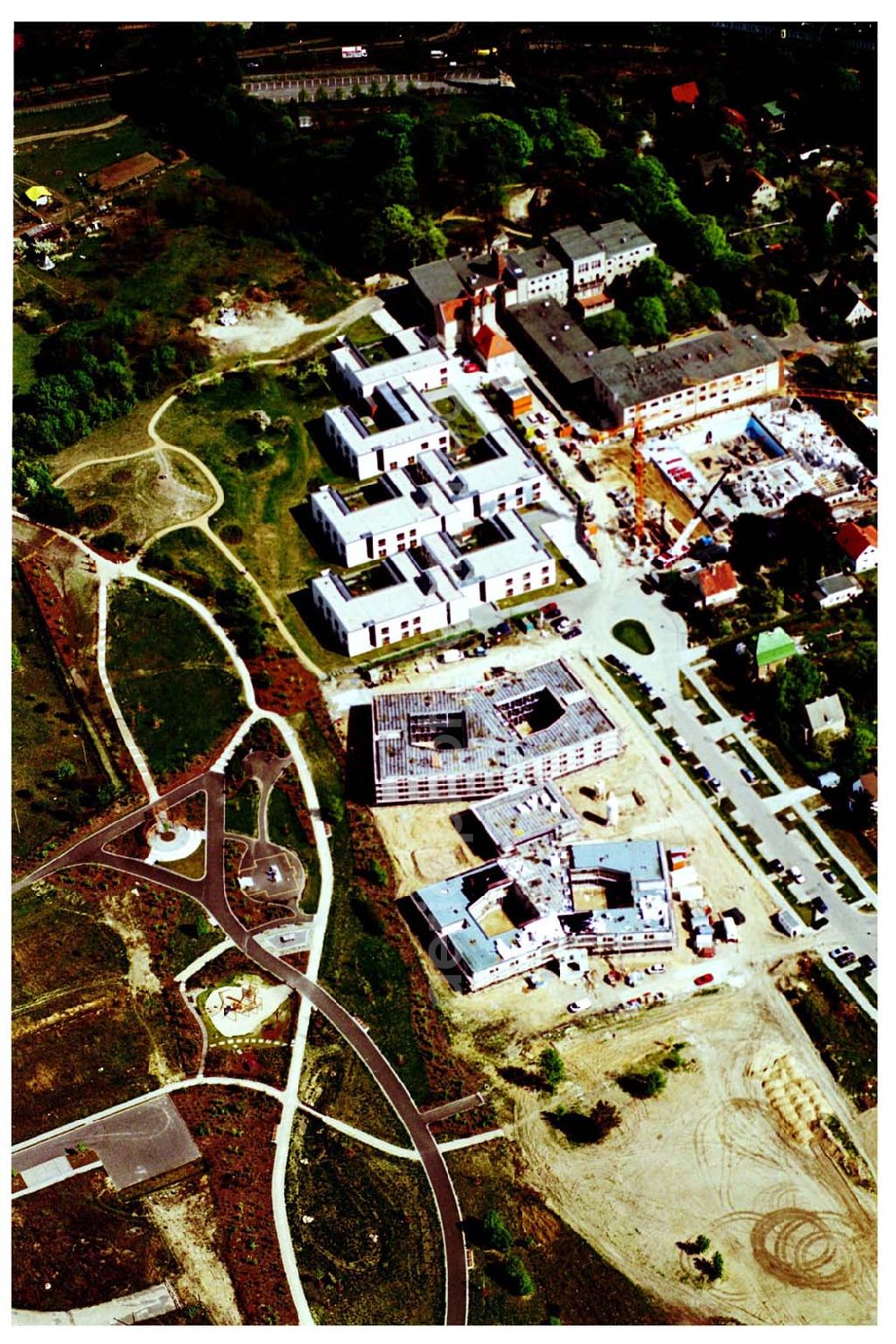 Berlin-Falkenberg / Bohnsdorf bei Grünau from above - Erweiterungsbaustelle am Krankenhaus Hedwigshöhe in Berlin-Falkenberg (Bohnsdorf / Treptow).Postanschrift: Krankenhaus Hedwigshöhe Buntzelstraße 36,12526 Berlin, Tel.: 0 30 - 67 41 - 0 Fax: 0 30 - 67 41 22 49 E-mail: hedwigshoehe@alexius.de Verwaltung: Gesellschaften der Alexianerbrüder Krausnickstraße 12a,10115 Berlin, Tel.: 0 30 - 23 11 25 38 Fax: 0 30 - 23 11 24 52 E-mail: gf.sekretariat@alexius.de