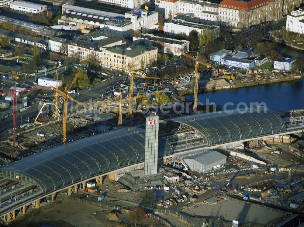 Berlin-Lichtenberg from the bird's eye view: 19.11.2004 BERLIN -Tiergarten Baustelle Lehrter Bahnof-Hauptbahnhof