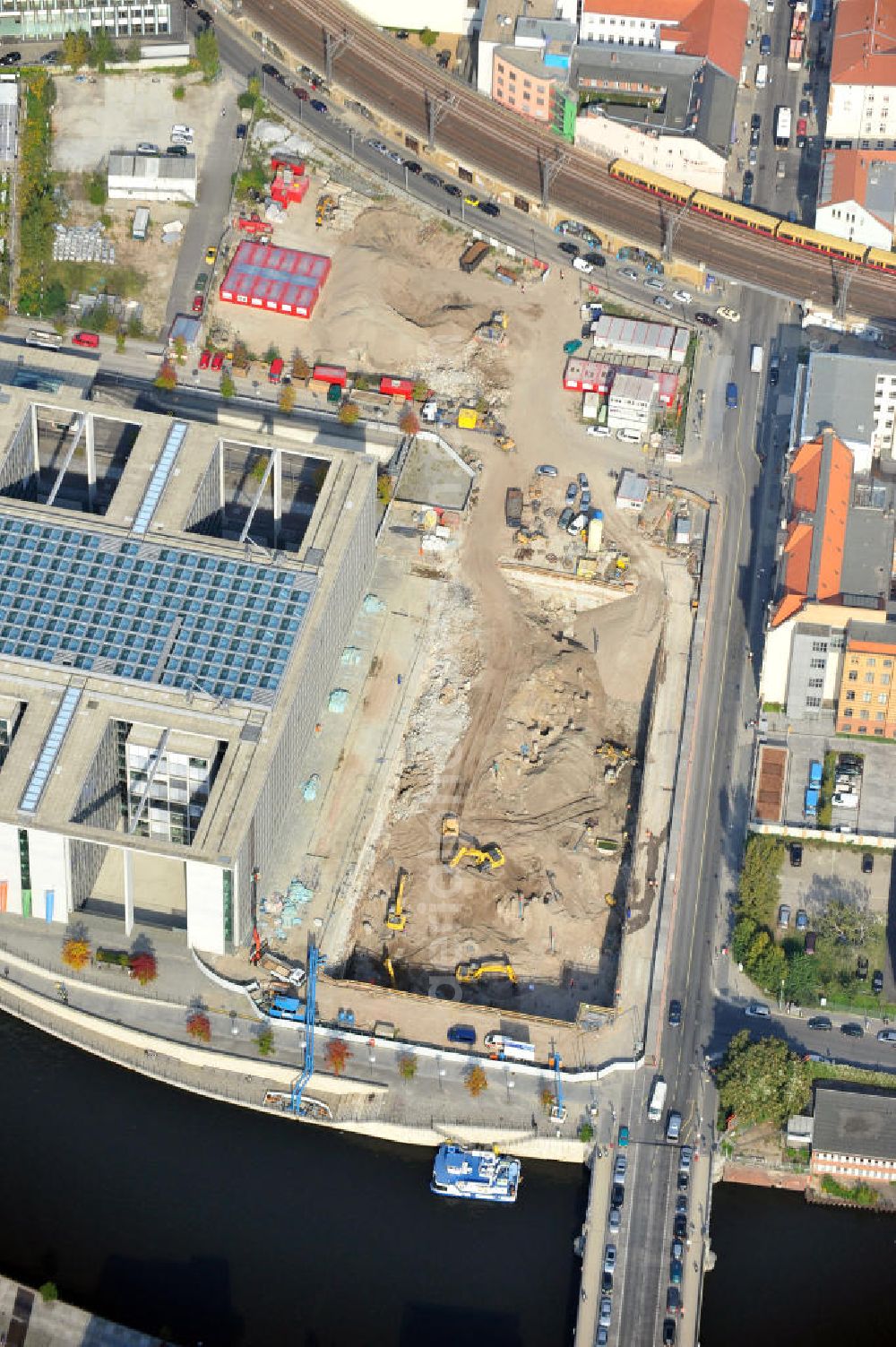 Aerial photograph Berlin - Die Erweiterungsbaustelle vom Marie-Elisabeth-Lüders-Haus in Berlin-Mitte. Bauherr ist das Bundesamt für Bauwesen und Raumordnung. Das Regierungsgebäude wurde entworfen durch die Stephan Braunfels Architekten. Extension building site of the government building Marie-Elisabeth-Lüders-Haus in the city centre Berlin.