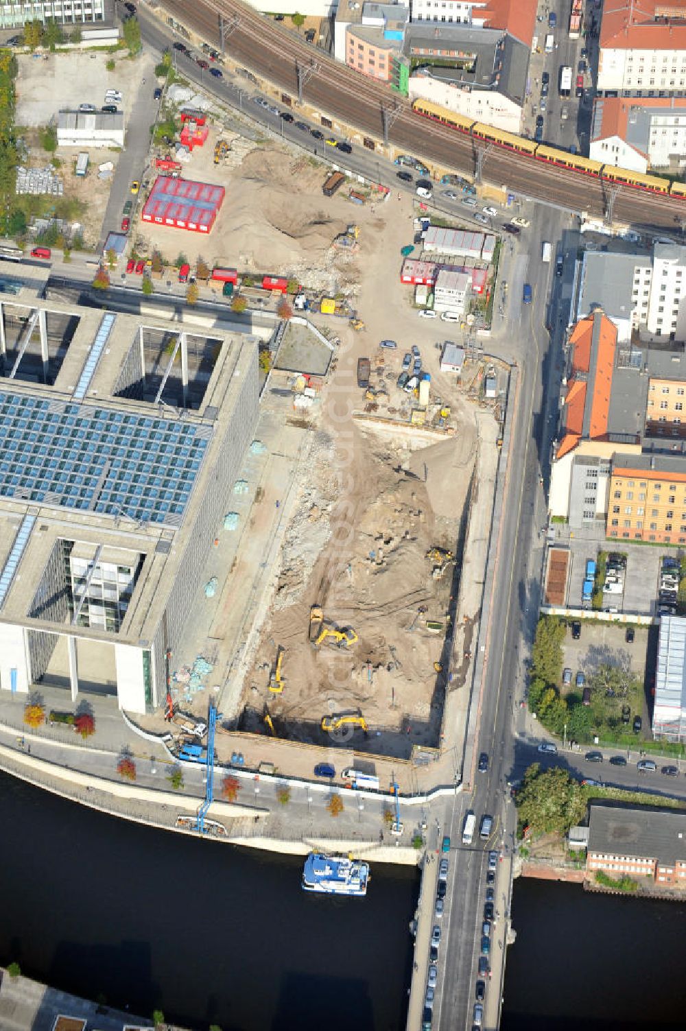 Berlin from above - Die Erweiterungsbaustelle vom Marie-Elisabeth-Lüders-Haus in Berlin-Mitte. Bauherr ist das Bundesamt für Bauwesen und Raumordnung. Das Regierungsgebäude wurde entworfen durch die Stephan Braunfels Architekten. Extension building site of the government building Marie-Elisabeth-Lüders-Haus in the city centre Berlin.