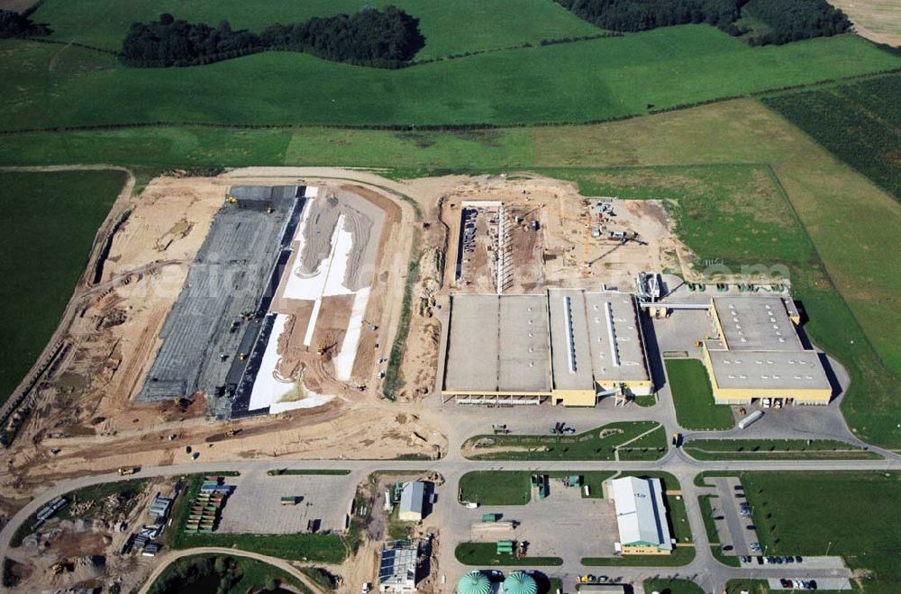 Rosenow from the bird's eye view: Blick auf die Erweiterungsbaustelle der neuen Abfallbehandlungsanlage in Rosenow. Betreiber ist die OVVD Ostmecklenburgisch Vorpommersche Verwertungs- und Deponie GmbH, Zum Kranichmoor in17091 Rosenow. Fon (03 9602) 296-0,Fax (03 96 02) 296-90,e-mail: eiko.potreck@ovvd.de ,