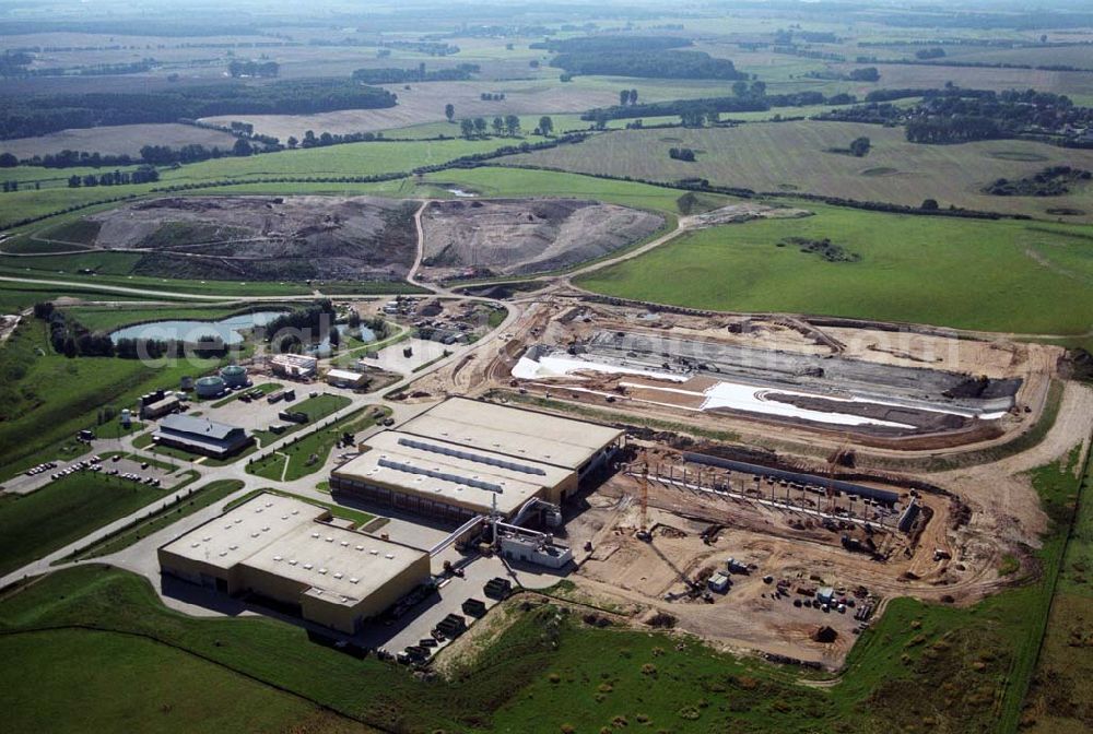 Rosenow from above - Blick auf die Erweiterungsbaustelle der neuen Abfallbehandlungsanlage in Rosenow. Betreiber ist die OVVD Ostmecklenburgisch Vorpommersche Verwertungs- und Deponie GmbH, Zum Kranichmoor in17091 Rosenow. Fon (03 9602) 296-0,Fax (03 96 02) 296-90,e-mail: eiko.potreck@ovvd.de ,