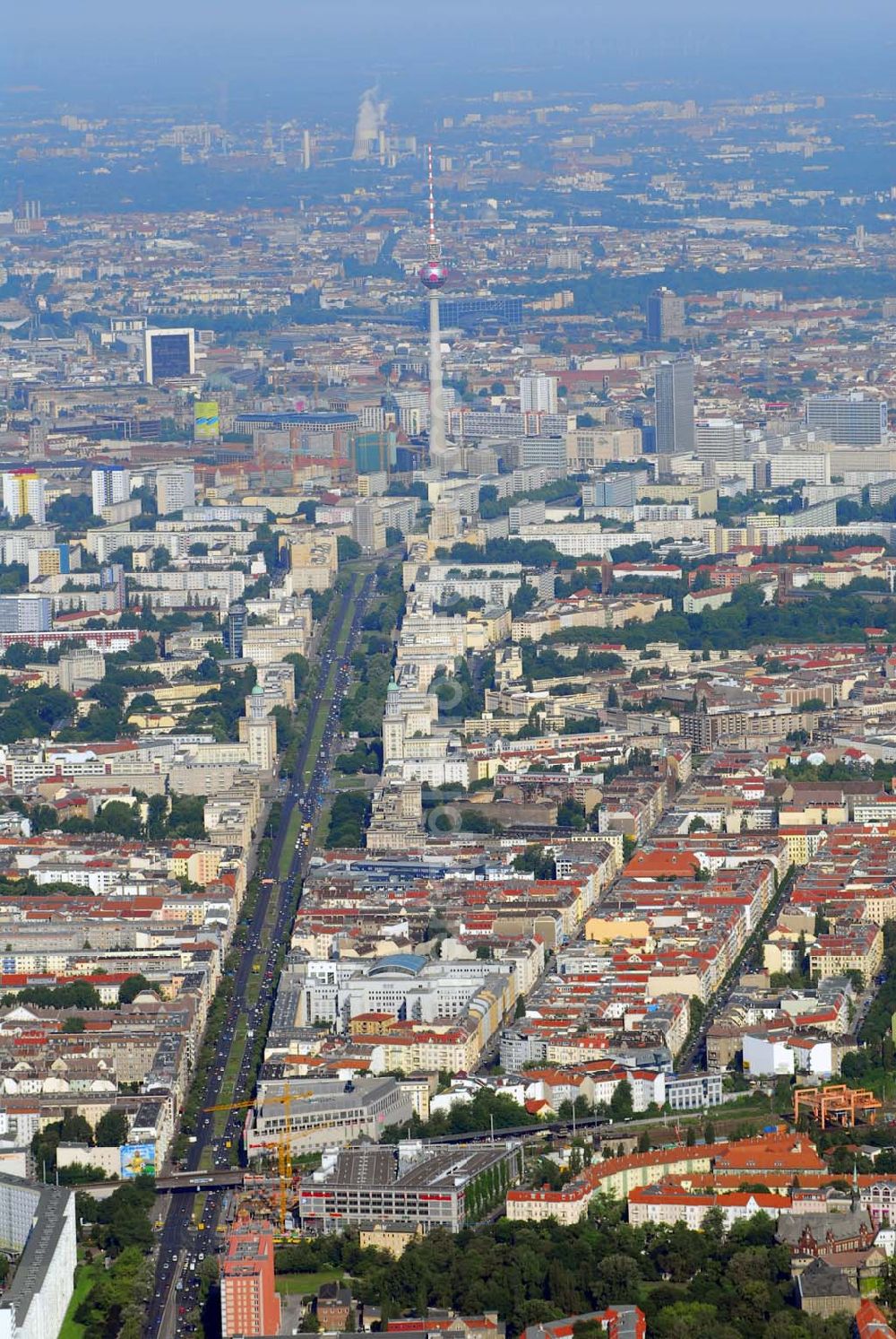 Berlin from the bird's eye view: Erweiterungsbaustelle Ringcenter 1 und 2 der ECE GmbH an der Frankfurter Allee in Berlin-Friedrichshain.