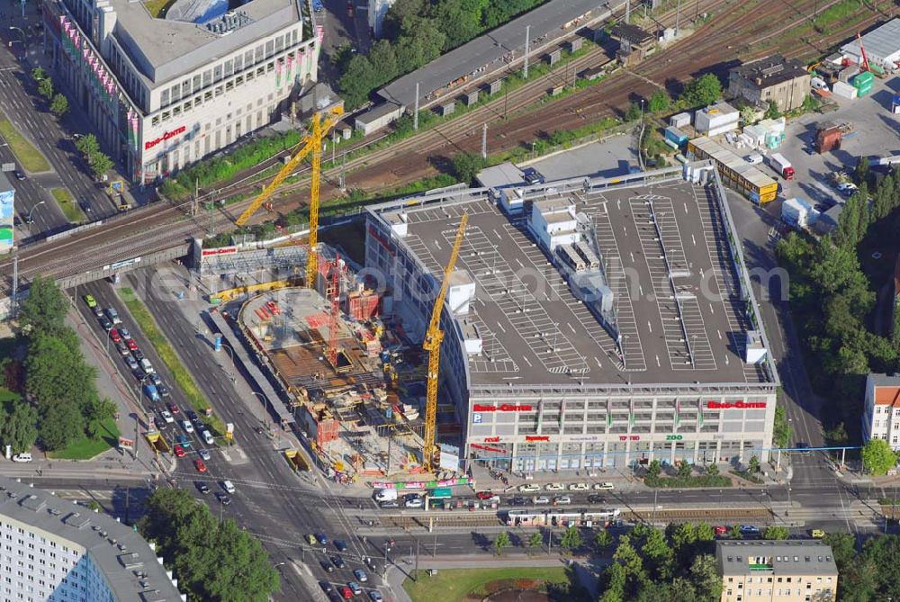 Aerial photograph Berlin - Erweiterungsbaustelle Ringcenter 1 und 2 der ECE GmbH an der Frankfurter Allee in Berlin-Friedrichshain.