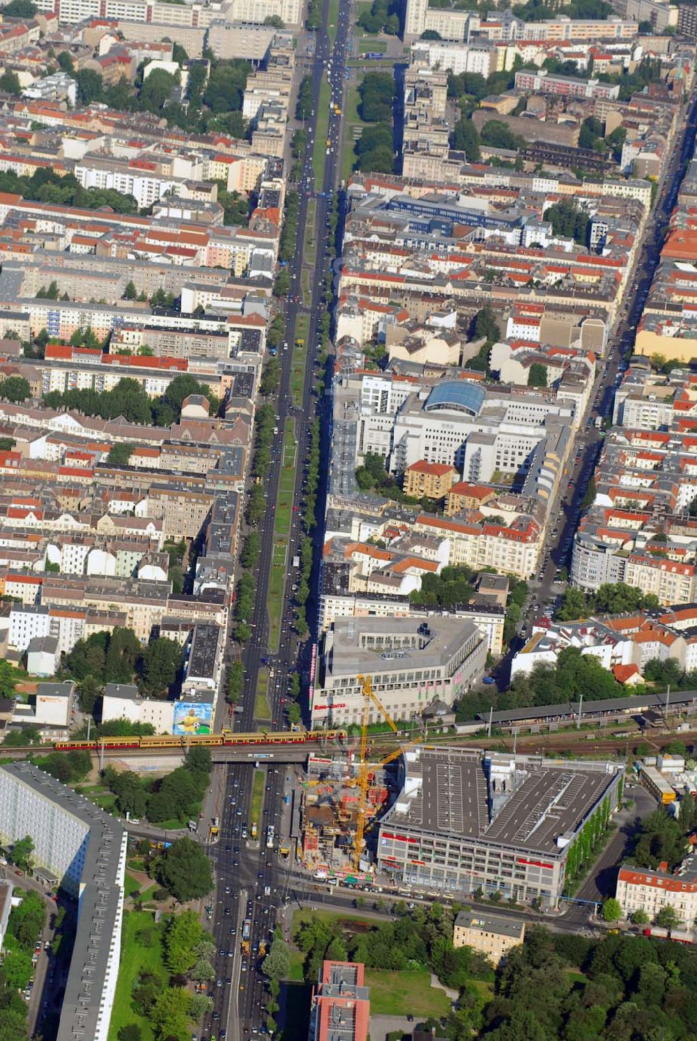 Aerial photograph Berlin - Erweiterungsbaustelle Ringcenter 1 und 2 der ECE GmbH an der Frankfurter Allee in Berlin-Friedrichshain.