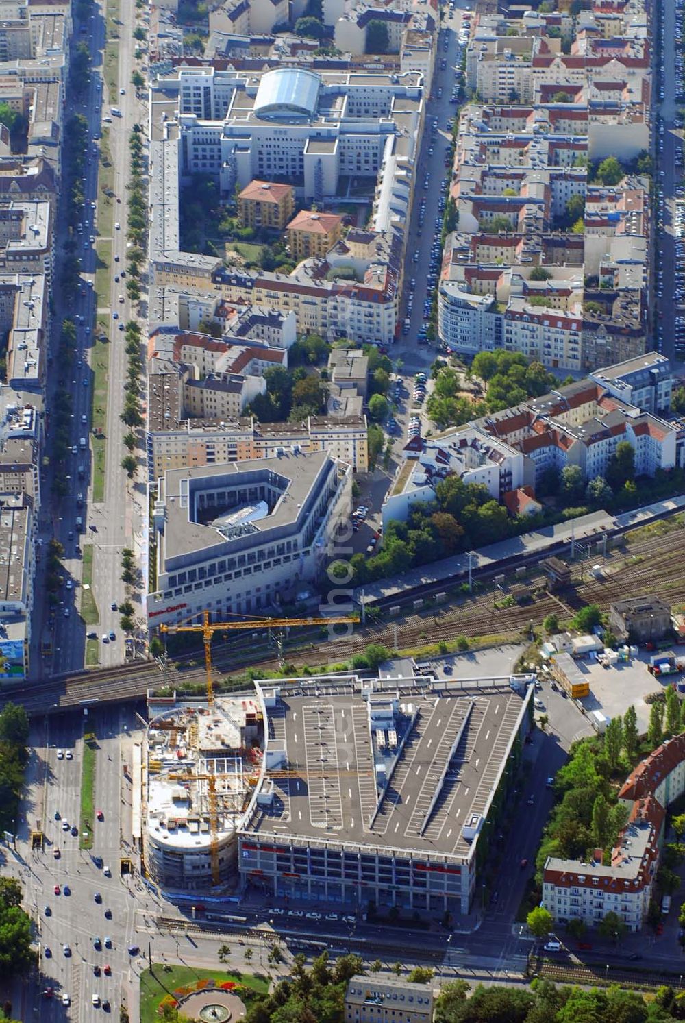 Berlin-Friedrichshain from the bird's eye view: Erweiterungsbaustelle Ringcenter 1 und 2 der ECE GmbH an der Frankfurter Allee in Berlin-Friedrichshain.