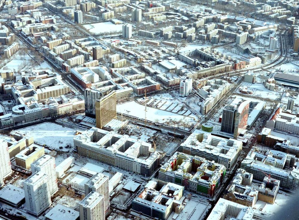 Berlin from the bird's eye view: Erweiterungsbaustelle des SPRINGER-Verlages an der Kochstraße / Axel-Springer Straße in Berlin - Kreuzberg.