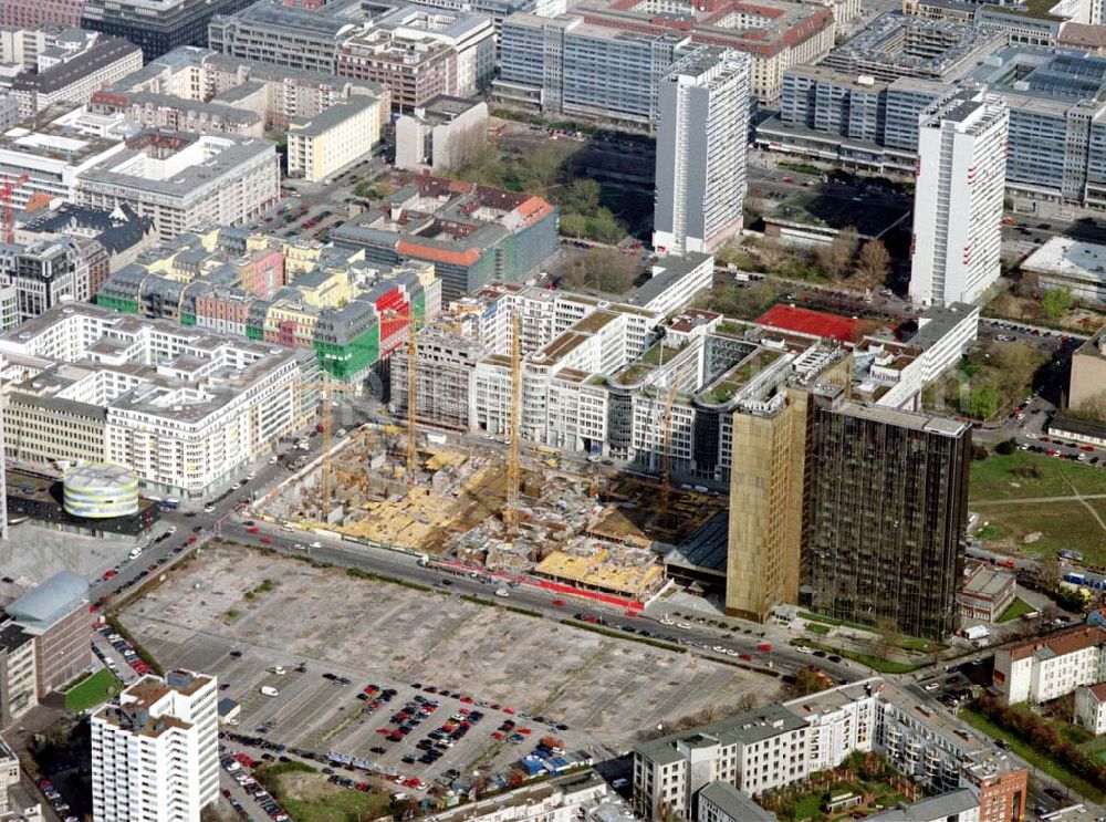 Aerial image Berlin - Kreuzberg - Erweiterungsbaustelle des SPRINGER-Verlages an der Kochstraße / Axel-Springer Straße in Berlin - Kreuzberg.