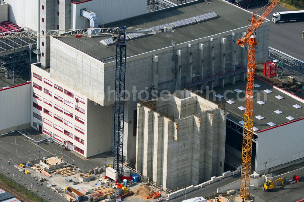 Aerial photograph Spremberg - New construction site for a Wte - combined heat and power plant to expand the buildings and production halls on the factory premises of Spreerecycling GmbH & Co. KG on An der Heide Strasse A-Mitte in the district of Trattendorf in Spremberg in the state of Brandenburg, Germany