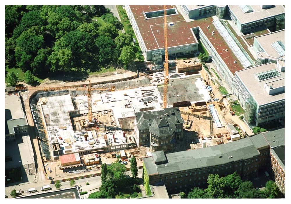 Aerial photograph Leipzig - Blick auf die Erweiterungsbaustelle zum Erweiterungsbau des Operative Zentrum des Universitätsklinikum Leipzig Liebigstr. 20, 04103 Leipzig Telefon: (03 41) 97 - 1 77 00 Telefax: (03 41) 97 - 1 77 09 E-Mail: info@medizin.uni-leipzig.de