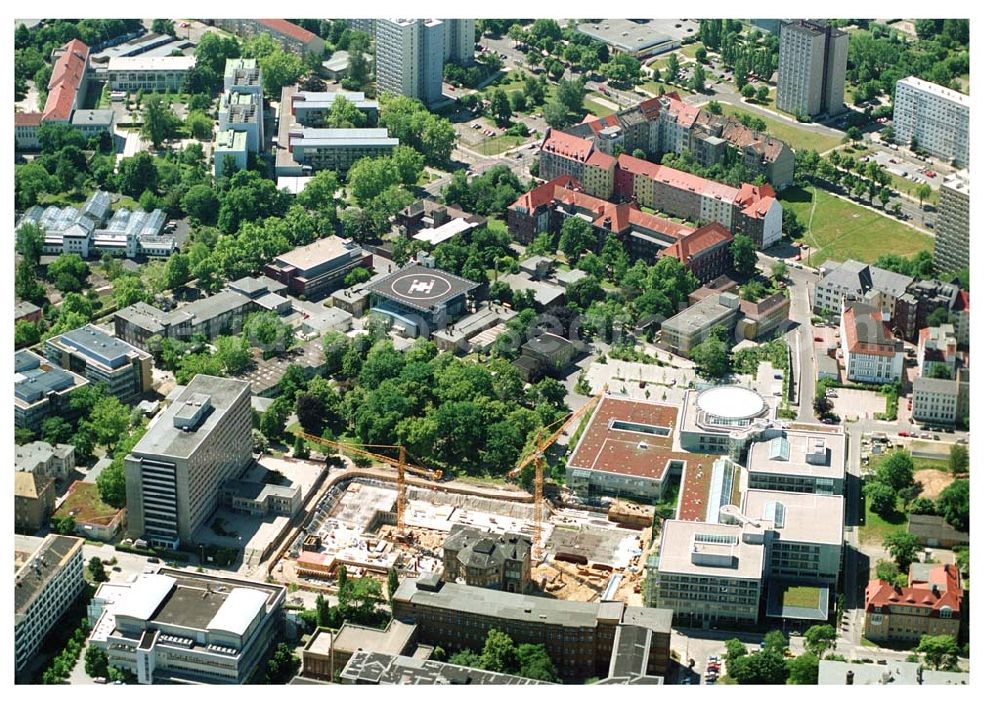 Leipzig from the bird's eye view: Blick auf die Erweiterungsbaustelle zum Erweiterungsbau des Operative Zentrum des Universitätsklinikum Leipzig Liebigstr. 20, 04103 Leipzig Telefon: (03 41) 97 - 1 77 00 Telefax: (03 41) 97 - 1 77 09 E-Mail: info@medizin.uni-leipzig.de