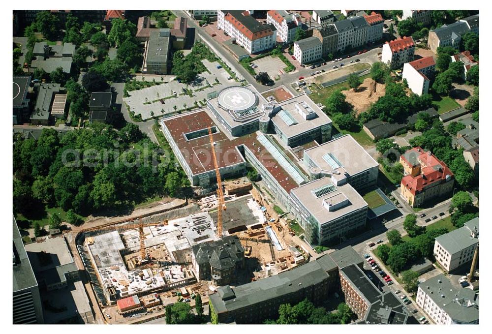 Leipzig from the bird's eye view: Blick auf die Erweiterungsbaustelle zum Erweiterungsbau des Operative Zentrum des Universitätsklinikum Leipzig Liebigstr. 20, 04103 Leipzig Telefon: (03 41) 97 - 1 77 00 Telefax: (03 41) 97 - 1 77 09 E-Mail: info@medizin.uni-leipzig.de