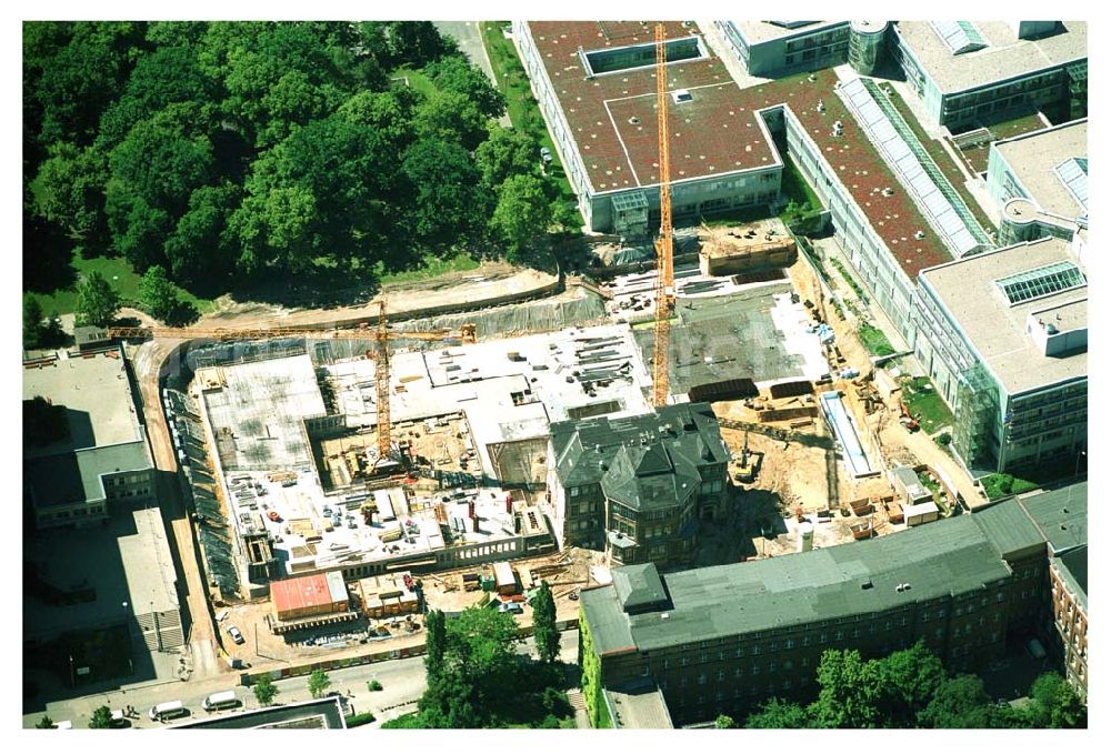 Aerial photograph Leipzig - Blick auf die Erweiterungsbaustelle zum Erweiterungsbau des Operative Zentrum des Universitätsklinikum Leipzig Liebigstr. 20, 04103 Leipzig Telefon: (03 41) 97 - 1 77 00 Telefax: (03 41) 97 - 1 77 09 E-Mail: info@medizin.uni-leipzig.de