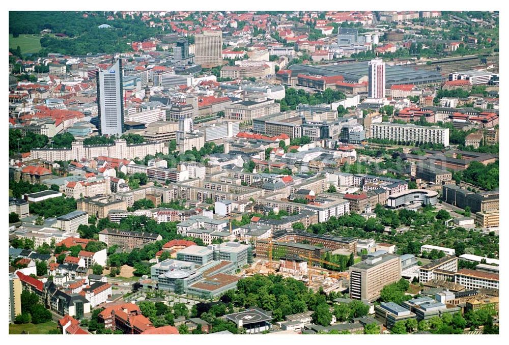 Leipzig from the bird's eye view: Blick auf die Erweiterungsbaustelle zum Erweiterungsbau des Operative Zentrum des Universitätsklinikum LeipzigLiebigstr. 20, 04103 LeipzigTelefon: (03 41) 97 - 1 77 00 Telefax: (03 41) 97 - 1 77 09. Im Hintergrund ist der leipziger Sitz des Mitteldeutschen Rundfunks ( MDR) und der Leipziger Hauptbahnhof zu sehen