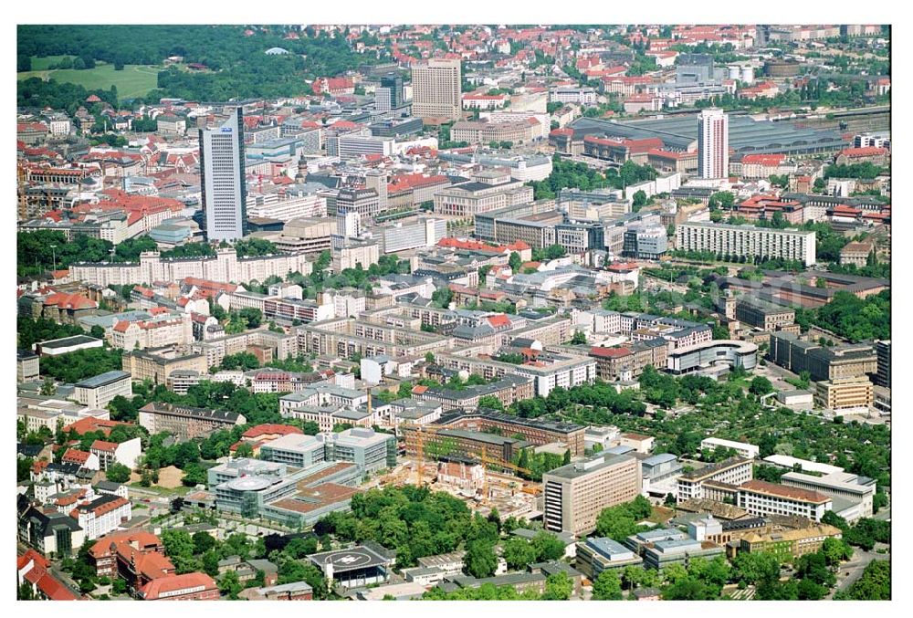 Aerial image Leipzig - Blick auf die Erweiterungsbaustelle zum Erweiterungsbau des Operative Zentrum des Universitätsklinikum LeipzigLiebigstr. 20, 04103 LeipzigTelefon: (03 41) 97 - 1 77 00 Telefax: (03 41) 97 - 1 77 09. Im Hintergrund ist der leipziger Sitz des Mitteldeutschen Rundfunks ( MDR) und der Leipziger Hauptbahnhof zu sehen