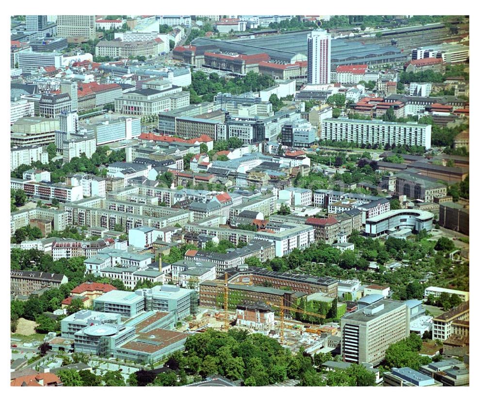 Leipzig from the bird's eye view: Blick auf die Erweiterungsbaustelle zum Erweiterungsbau des Operative Zentrum des Universitätsklinikum LeipzigLiebigstr. 20, 04103 LeipzigTelefon: (03 41) 97 - 1 77 00 Telefax: (03 41) 97 - 1 77 09 E-Mail: info@medizin.uni-leipzig.de. Im Hintergrund ist der leipziger hauptbahnhof zu sehen