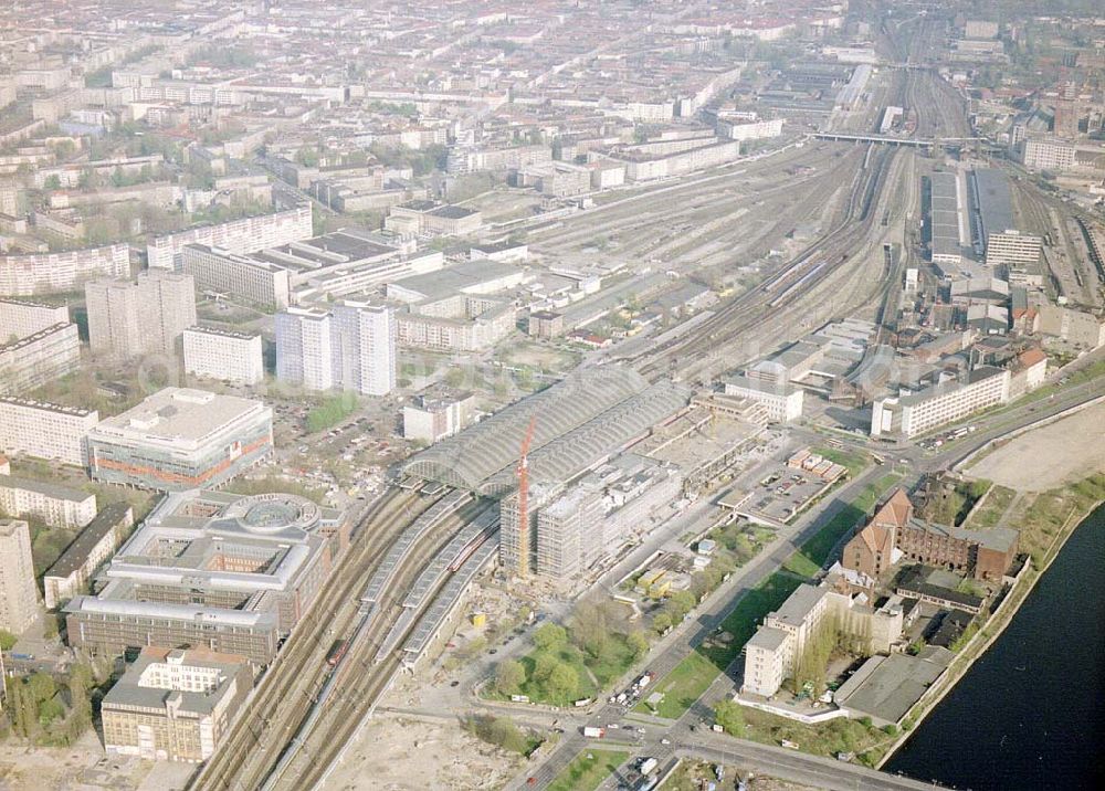 Berlin-Friedrichshain from the bird's eye view: Erweiterungsbauten am Berliner Ostbahnhof in Berlin-Friedrichshain.