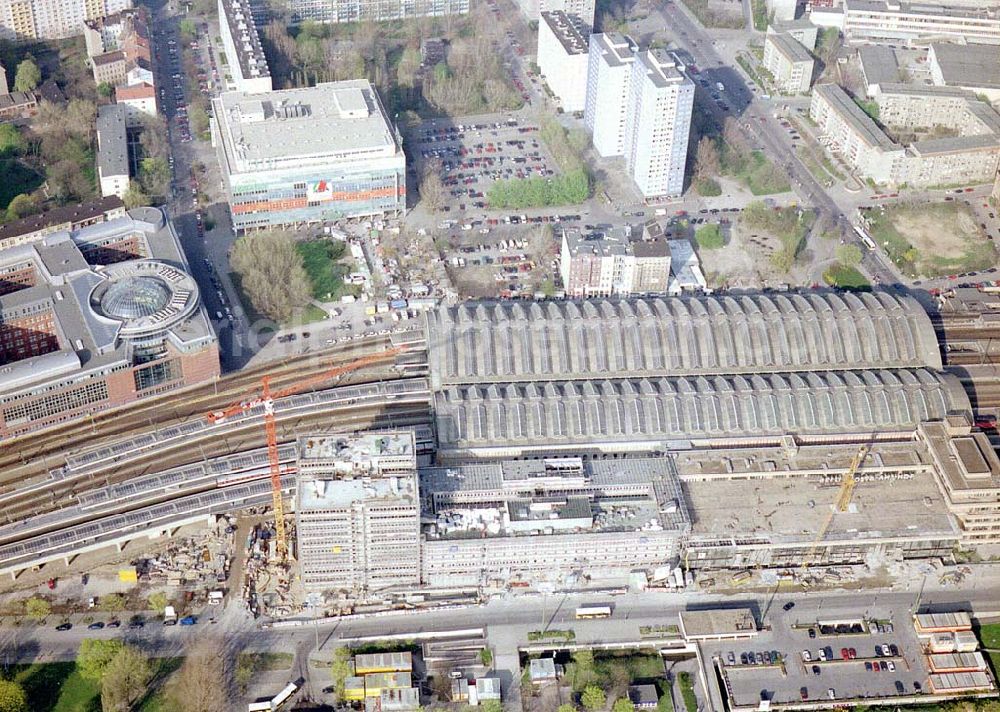 Aerial image Berlin-Friedrichshain - Erweiterungsbauten am Berliner Ostbahnhof in Berlin-Friedrichshain.