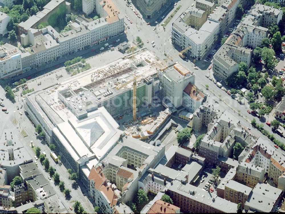 Berlin - Neukölln from the bird's eye view: Erweiterungsbauten am KARSTADT-Kaufhaus am Hermannplatz in Berlin-Neukölln.