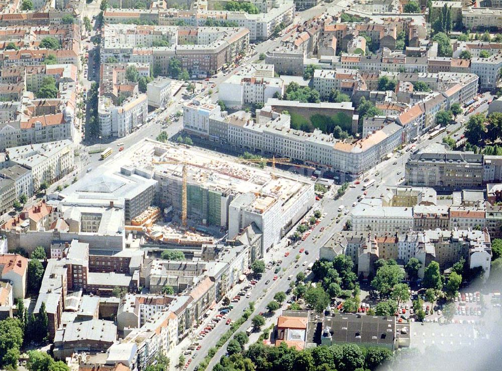 Aerial image Berlin - Neukölln - Erweiterungsbauten am KARSTADT-Kaufhaus am Hermannplatz in Berlin-Neukölln.