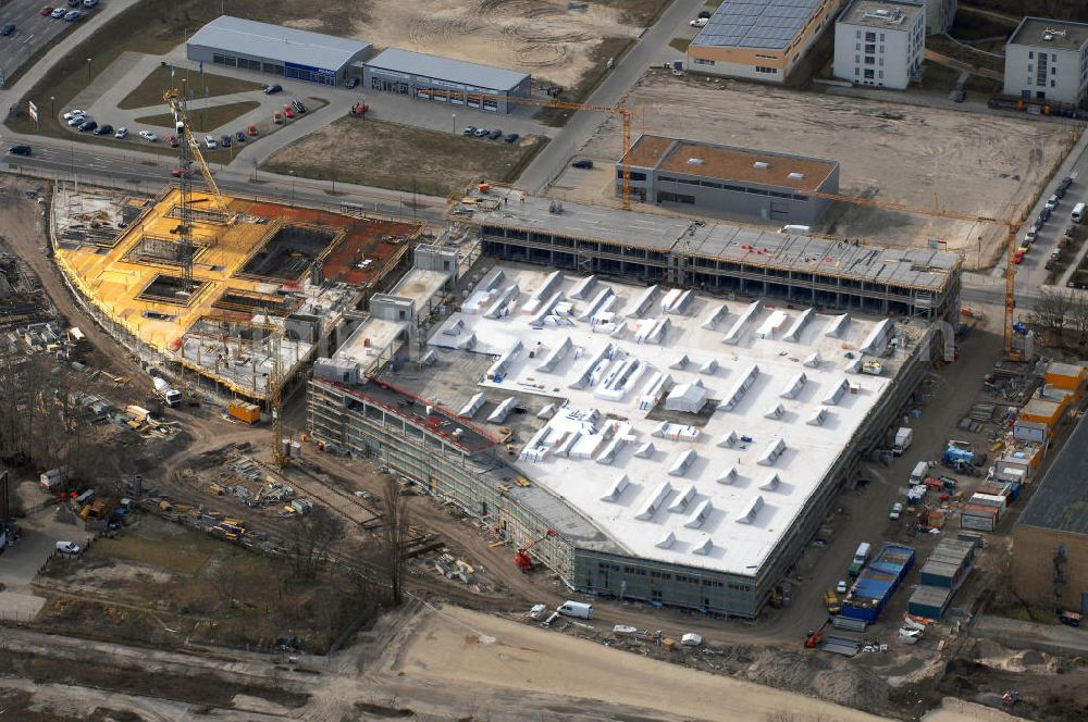 Berlin from the bird's eye view: Der Neubau des Studios H mit einer Fläche von rund 2.400 Quadratmetern rundet das Angebot der von Studio Hamburg in Berlin-Adlershof betriebenen Produktionsstätte mit einem weiteren TV-Großstudio ab. Das Studio H soll Ende 2008 in Betrieb gehen, das Investitionsvolumen für den Studio-Neubau beträgt 10,6 Millionen Euro.Auf insgesamt zehn Studios mit einer Gesamtfläche von 13.000 Quadratmetern wächst mit dem Neubau das Angebot, das Studio Hamburg für Fernseh- und Filmproduktionen sowie für Event-Veranstaltungen an Produktionsflächen in Berlin-Adlershof bereitstellt.