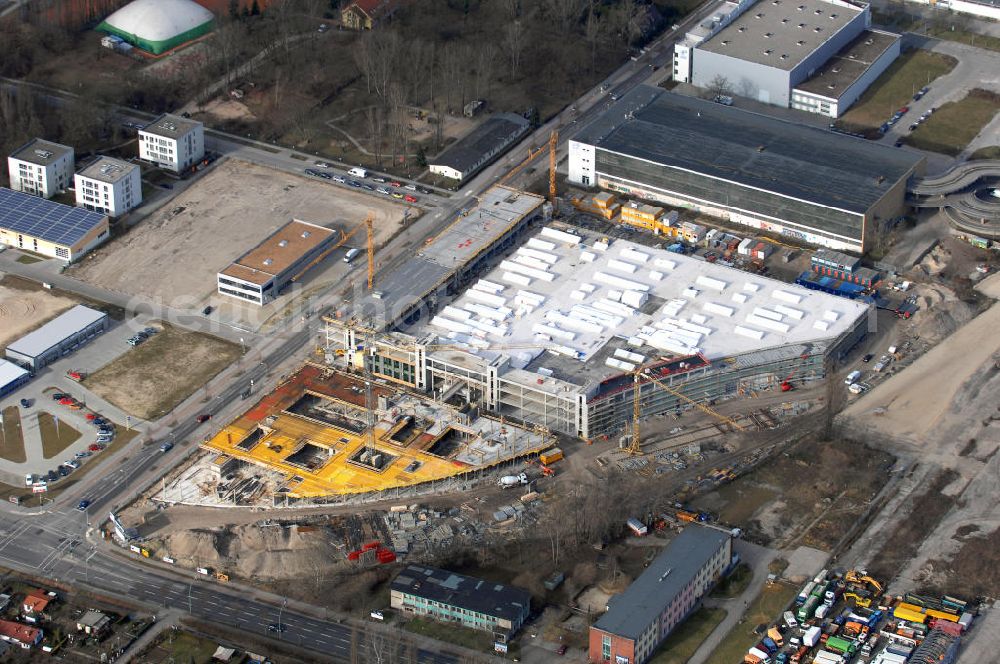 Aerial photograph Berlin - Der Neubau des Studios H mit einer Fläche von rund 2.400 Quadratmetern rundet das Angebot der von Studio Hamburg in Berlin-Adlershof betriebenen Produktionsstätte mit einem weiteren TV-Großstudio ab. Das Studio H soll Ende 2008 in Betrieb gehen, das Investitionsvolumen für den Studio-Neubau beträgt 10,6 Millionen Euro.Auf insgesamt zehn Studios mit einer Gesamtfläche von 13.000 Quadratmetern wächst mit dem Neubau das Angebot, das Studio Hamburg für Fernseh- und Filmproduktionen sowie für Event-Veranstaltungen an Produktionsflächen in Berlin-Adlershof bereitstellt.