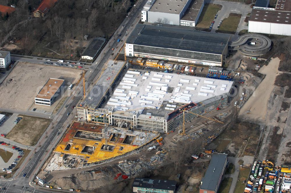 Berlin from above - Der Neubau des Studios H mit einer Fläche von rund 2.400 Quadratmetern rundet das Angebot der von Studio Hamburg in Berlin-Adlershof betriebenen Produktionsstätte mit einem weiteren TV-Großstudio ab. Das Studio H soll Ende 2008 in Betrieb gehen, das Investitionsvolumen für den Studio-Neubau beträgt 10,6 Millionen Euro.Auf insgesamt zehn Studios mit einer Gesamtfläche von 13.000 Quadratmetern wächst mit dem Neubau das Angebot, das Studio Hamburg für Fernseh- und Filmproduktionen sowie für Event-Veranstaltungen an Produktionsflächen in Berlin-Adlershof bereitstellt.