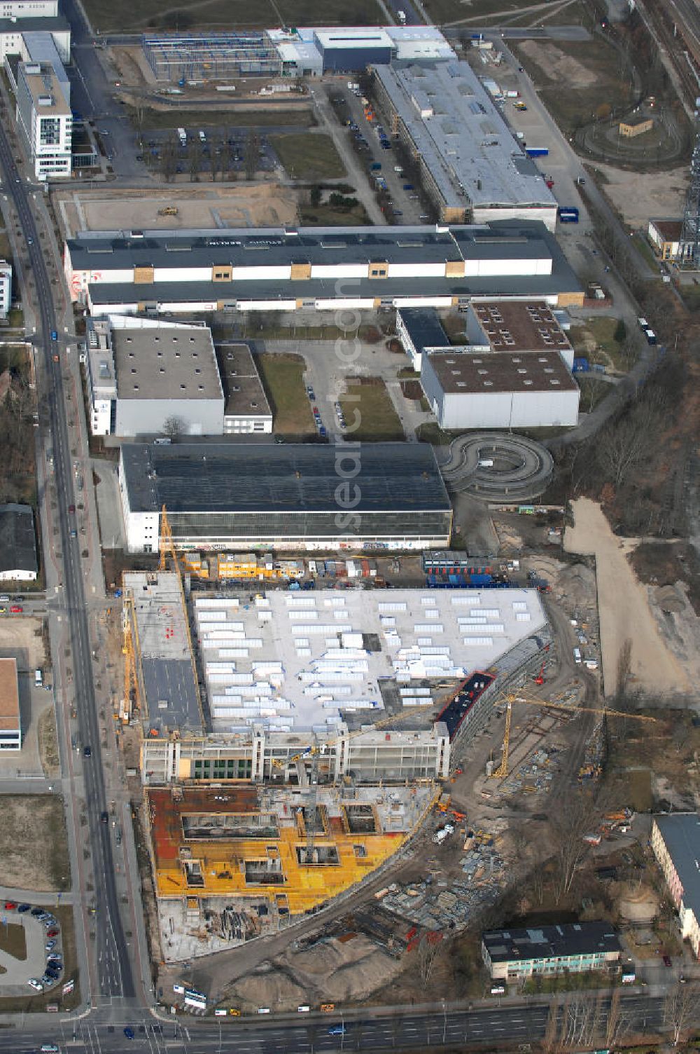 Aerial image Berlin - Der Neubau des Studios H mit einer Fläche von rund 2.400 Quadratmetern rundet das Angebot der von Studio Hamburg in Berlin-Adlershof betriebenen Produktionsstätte mit einem weiteren TV-Großstudio ab. Das Studio H soll Ende 2008 in Betrieb gehen, das Investitionsvolumen für den Studio-Neubau beträgt 10,6 Millionen Euro.Auf insgesamt zehn Studios mit einer Gesamtfläche von 13.000 Quadratmetern wächst mit dem Neubau das Angebot, das Studio Hamburg für Fernseh- und Filmproduktionen sowie für Event-Veranstaltungen an Produktionsflächen in Berlin-Adlershof bereitstellt.