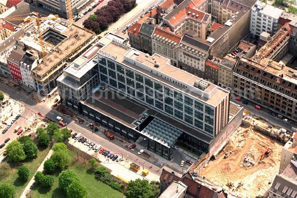 Berlin from above - Erweiterungsneubau am Maritim - Hotel an der Friedrichstraße gegenüber der Baustelle DUSSMANN-Kaufhaus in Berlin-Mitte.